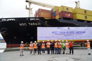 Manajemen-IPC-TPK-menyambut-service-baru-ini-bersama-Hayati-Koenda-DGM-Komersial-MSC-Line-dan-Bimo-Nugroho-Country-Sales-Manager-MSC-Line-di-dermaga-di-Terminal-3-IPC-TPK