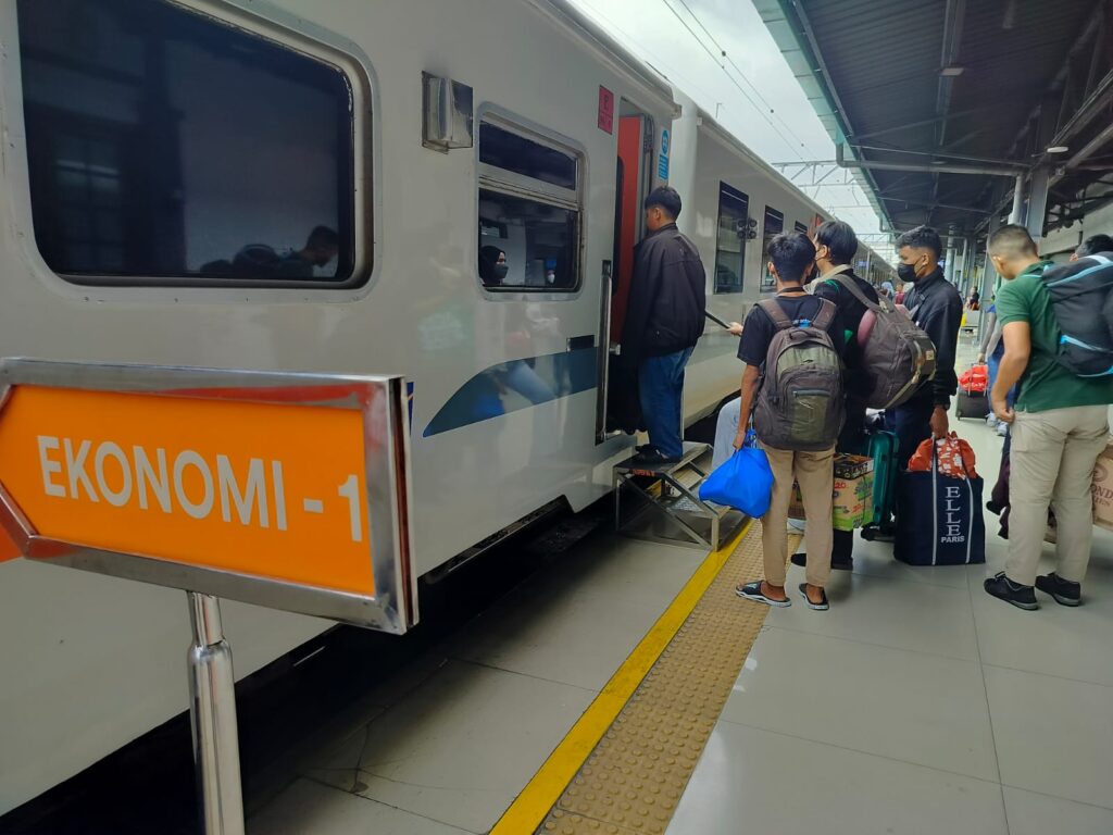 KAI-puncak-mudik-2-3