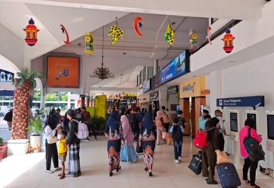 Puncak-Arus-Mudik-KAI-Daop-8-SurabayaCatat-49.000-Penumpang-3
