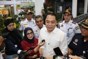 Wali-Kota-Eri-Cahyadi-Pastikan-Arus-Mudik-di-Stasiun-Gubeng-Berjalan-2